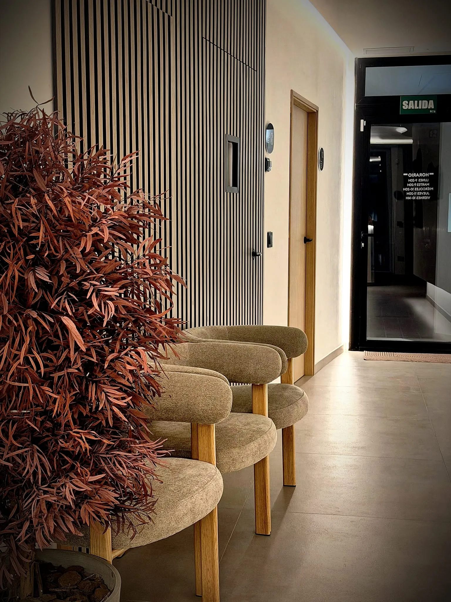 Rincón de la sala de espera con sillones tapizados