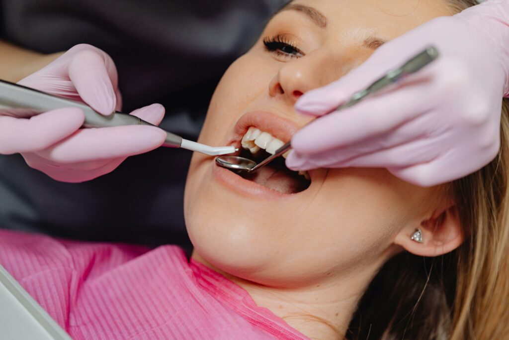 Dentista examinando los dientes de una paciente